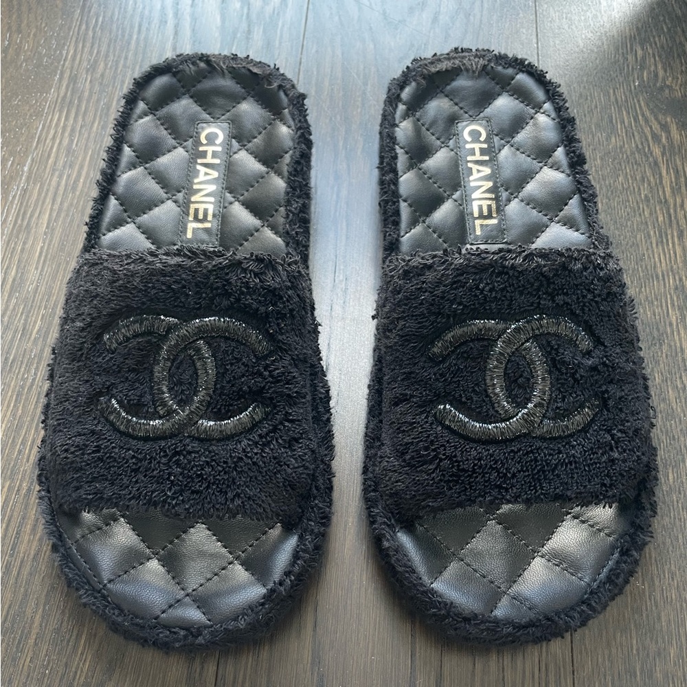 Chanel Slides - Worn Once - 2021 Collection - Size 37
